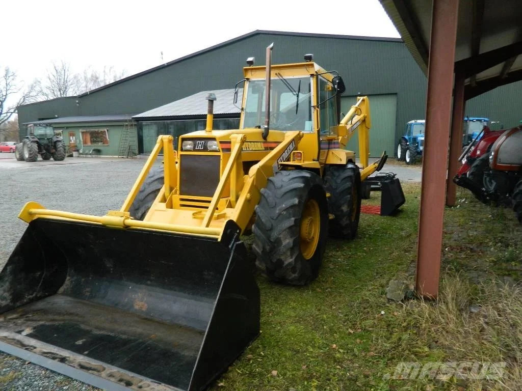 Tractopelle HYDREMA 807 de 1984 en bon état de fonctionnement