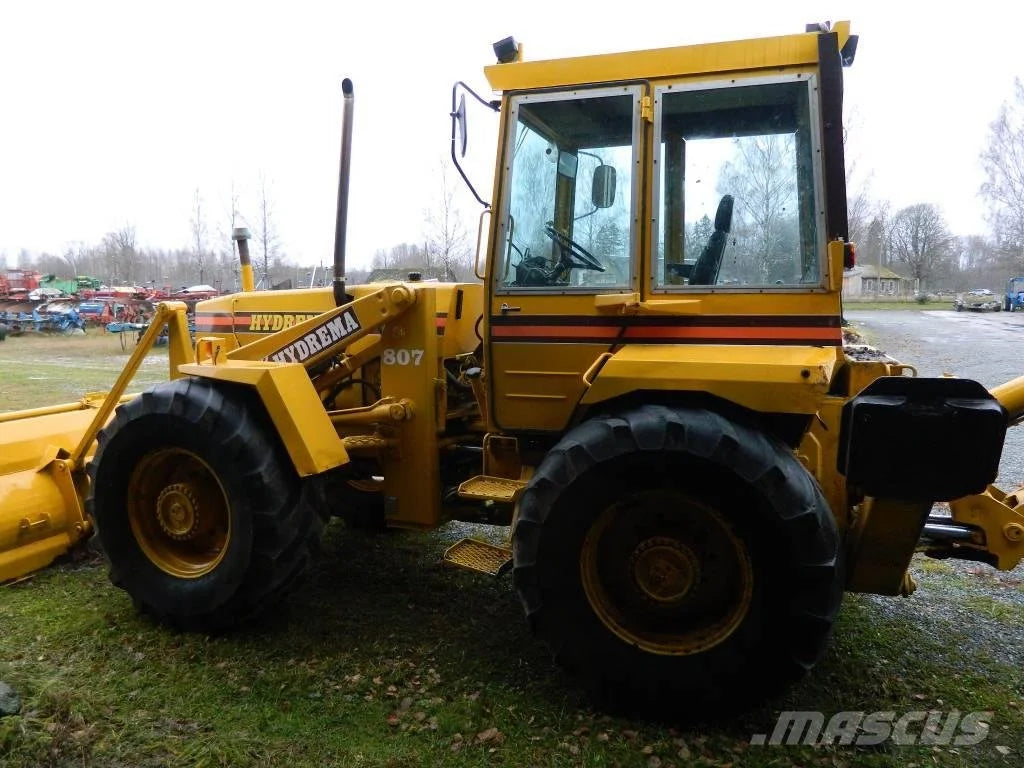 Tractopelle HYDREMA 807 de 1984 en bon état de fonctionnement