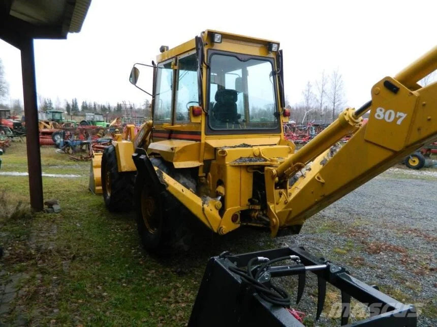 Tractopelle HYDREMA 807 de 1984 en bon état de fonctionnement